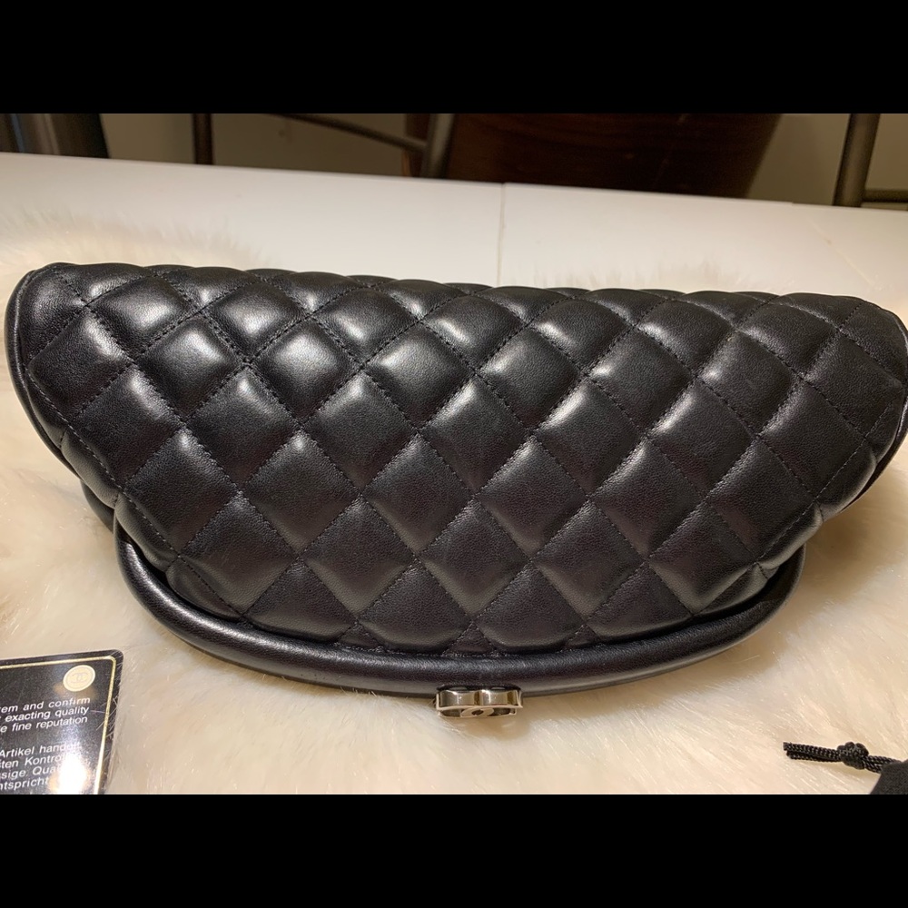 Authentic Chanel Clutch lambskin leather skin.